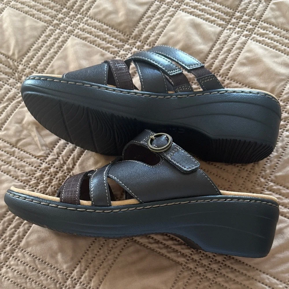 Clarks Women's Black and Brown Sandals - Picture 5 of 9